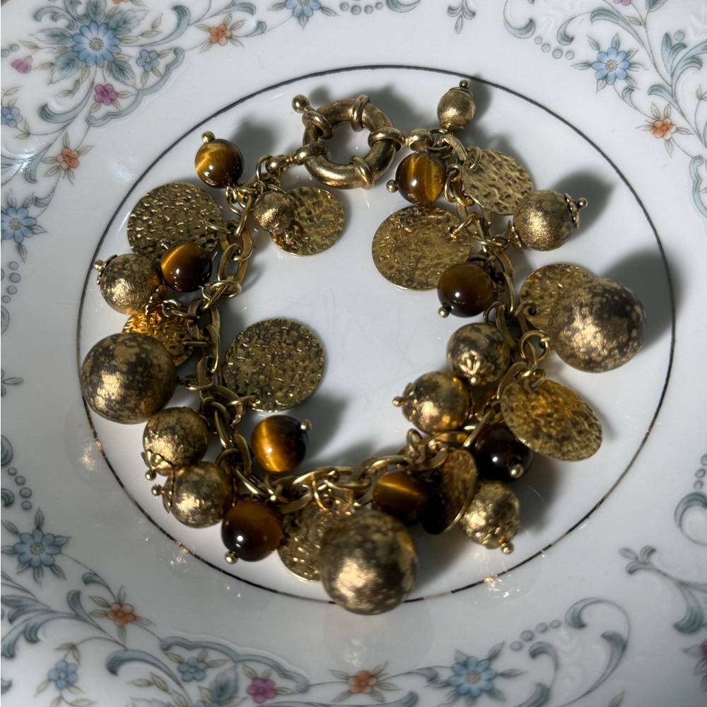 Vintage gold charm bracelet featuring tiger's eye beads and gold charms 6.5”